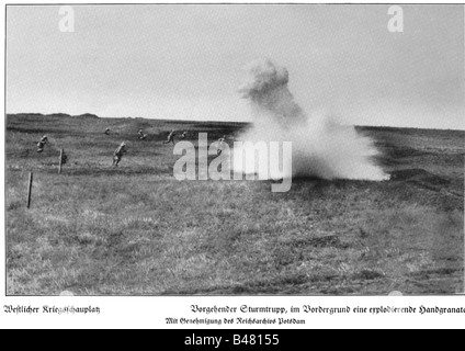 Ereignisse, Erster Weltkrieg/erster Weltkrieg, Westfront, vorrückende deutsche Sturmmannschaft, explodierende Handgranate im Vordergrund, Frankreich, 1918, Stockfoto