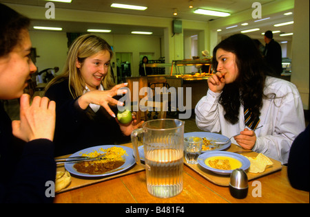 Mädchen in der Benenden Mädchen öffentlichen Schule, einer der teuersten Privatschulen Großbritanniens sprechen beim Essen Mittagessen, Kent Stockfoto