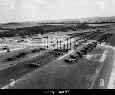 Ereignisse, Zweiter Weltkrieg/Zweiter Weltkrieg, Frankreich, Invasion 1944, britischer Flugplatz mit Bombern und Militärgleitern, Geschwaderabnahme, 6.6.1944, Stockfoto