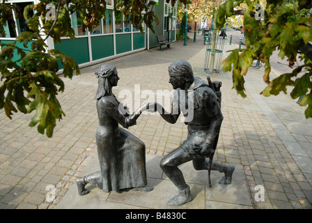 Statue von der Hochzeit von Maid Marian und Robin Hood in Edwinstowe Nottinghamshire UK Stockfoto