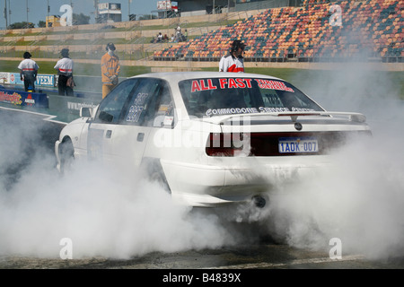 Einen australischen Holden Commodore führt einen Burnout auf dem Drag Strip zum Aufwärmen der Reifen vor dem Rennen auf die Viertelmeile Stockfoto