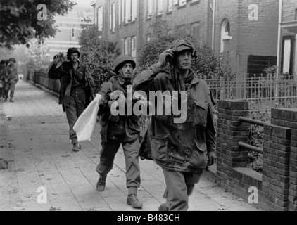 Veranstaltungen, Zweiter Weltkrieg / Zweiter Weltkrieg, Niederlande, Arnheim, 17. - 25.9.1944, Soldaten der britischen 1st Airborne Division (General Urquhart), die am 20.9.1944 in der Nähe von Rijnbrug abgegeben haben, Stockfoto