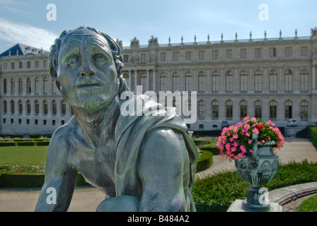 Statue und Pflanzer vor das Schloss Versailles bei Paris. Stockfoto