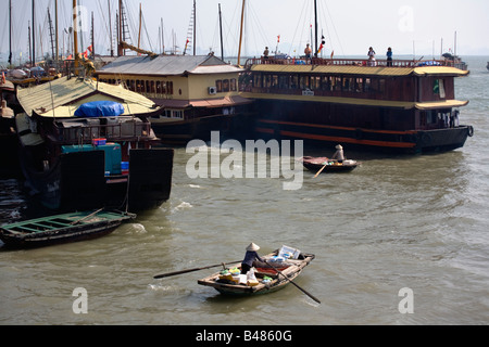 Halong-Bucht in der Nähe von Hafen der Halong Stadt Vietnam Stockfoto