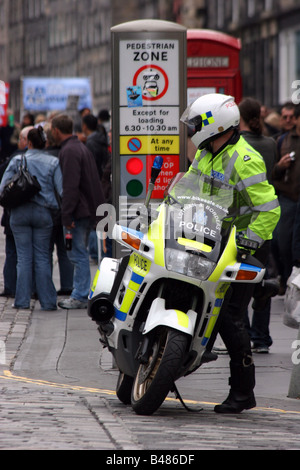 Motorrad-Polizist immer auf seinem Fahrrad in der Royal Mile Edinburgh Schottland Stockfoto