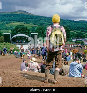 Hippie Mann mit dem gelben Hut und Rucksack in das Publikum an der Green Man Festival in der Glanusk in der Nähe von Abergavenny, Wales UK KATHY DEWITT Stockfoto