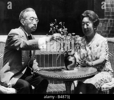 Hirohito, 29.4.1909 - 7.1.1989, Kaiser von Japan, halb so lang, mit seiner Frau Nagako, im Garten des kaiserlichen Palastes, Tokio, 2.9.1971, Stockfoto