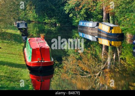 Langbooten am Fluss Wey Navigation zu senden, Surrey, UK. Stockfoto