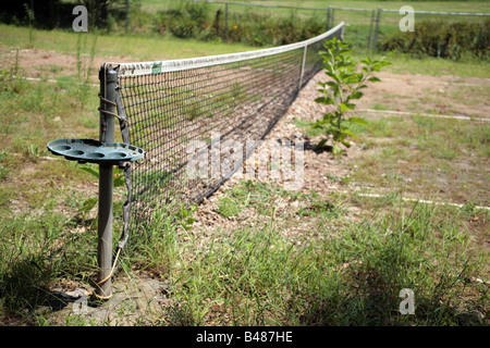 Alten weedy und unbenutzte Tennis-Sandplatz Stockfoto