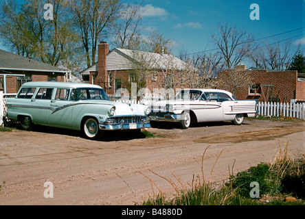 Ford Country Sedan Kombi (links) und Oldsmobile achtzig acht Super Urlaub, Colorado, USA, 1961 Stockfoto