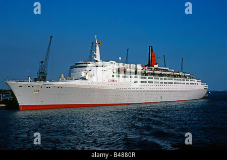 Die QE2 von Cunard Line dockte 1983 in Southampton, England, Großbritannien an. Stockfoto