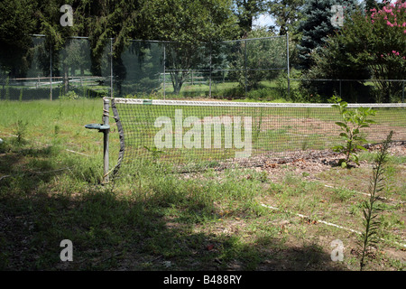 Theaters Unkraut gefüllt Wohn Tennis-Sandplatz Stockfoto