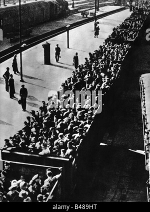 Veranstaltungen, Zweiter Weltkrieg / 2. Weltkrieg, Flüchtlinge, Güterzug mit Flüchtlingen auf einem Bahnhof in Ostdeutschland, 1945, Stockfoto