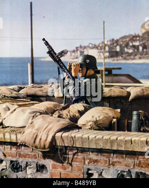 Wehrmacht Anti Aircraft Pflicht Deutsche Lookout mit MG34 Machine Gun im Dienst am Meer während WW II. Stockfoto