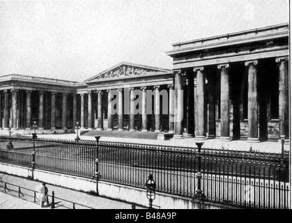 Geografie/Reisen, Großbritannien, London, Museen, British Museum, Südfassade, Entwurf der Version 1823 von Sir Robert Smirke, fertiggestellt von Sydney Smirke, Außenansicht, ca. 1910, historisch, historisch, 20. Jahrhundert, Neoklassizismus, 19. Jahrhundert, gegründet durch Beschluss des parlaments 7.6.1753, wissenschaftliche und archäologische Sammlung, Säulen, Zaun, Kolonnaden, Säule, Menschen, 1910er, 1910er Stockfoto