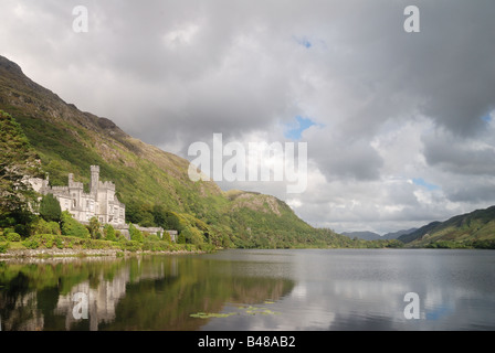 Kylemore Abbey Reflexe in See mit der schönen Natur rund um Stockfoto