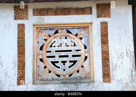Alten Mosaik buddhistisches Symbol auf den Mauern der Kaiserstadt Hue, Vietnam Stockfoto
