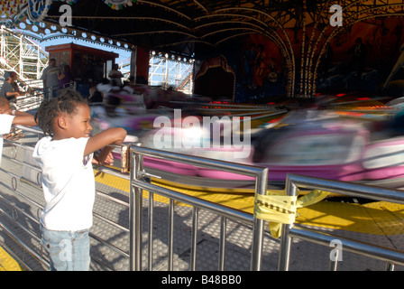 Ein junges Mädchen schaut der Musik-Express im Astroland in Coney Island zu fahren Stockfoto