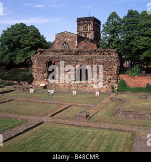 Leicester historische Jewry Wall & Fundamente in Remains of Roman Das Museum von Bath und der St. Nicholas Kirchturm hinter Leicestershire England GB Stockfoto