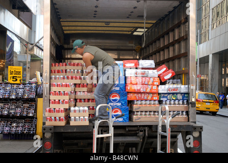 Lieferbote bringt eine Versorgung von Coca Cola und Pepsi Cola zu einem Restaurant in New York Stockfoto