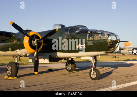 B25-Bomber auf dem Display an Willow Run Flughafen Donner über Michigan airshow Stockfoto