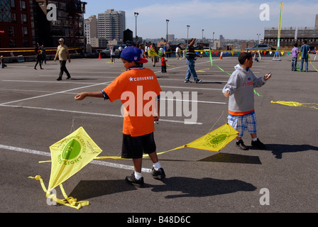 Hunderte von Enthusiasten testen die Gesetze der Physik an der vierten jährlichen Fashion District Kite Flug Stockfoto