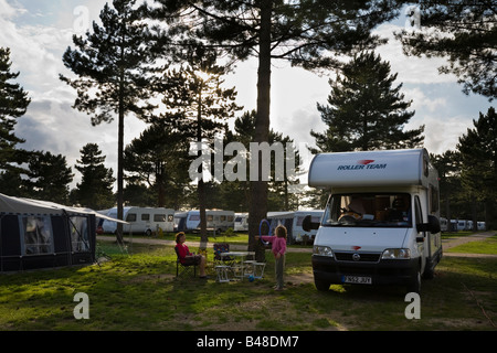 Englischen Familie mit ihrem Wohnmobil auf dänischen Campingplatz Topcamp Feddet in Seeland Stockfoto