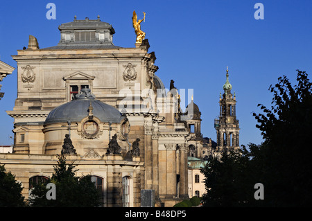 Blick auf die Akademie der bildenden Künste und der Hofkirche in der Altstadt von Dresden, Deutschland Stockfoto