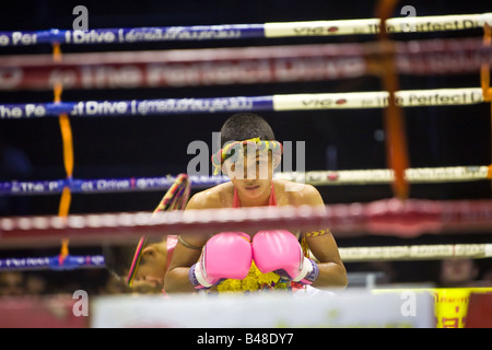 Die kniend Sequenz Wai Khru Ram Muay Thai Boxing Lumpinee Stadion Bangkok Thailand Stockfoto