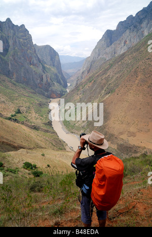 Die mächtigen Jangtse hat eine der tiefsten Schluchten in den Bergen nördlich von Lijiang geschnitzt. Stockfoto