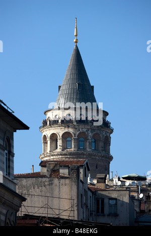 Galata Turm Kulesi überfüllt mit Touristen Beyoglu Istanbul Türkei Stockfoto