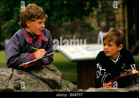 Zwei Jungs machen Zeichnungen af architektonische Details bei einem Schulbesuch in eine historische Stätte Stockfoto