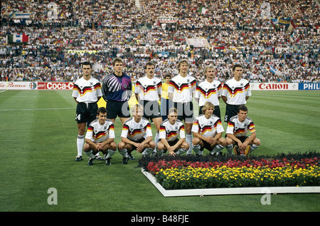 Sport/Sport, Fußball, Fußball, WM 1990, Endrunde, Finale, Deutschland gegen Argentinien, (1:0) in Rom, Italien, 8.7.1990, Teamfoto von links nach rechts: Thomas Berthold, Bodo Illgner, Jürgen Kohler, Guido Buchwald, Rudi Völler, Voller, Voeller, Klaus Augenthaler, vordere Reihe von links nach rechts: Pierre Littbarski, Andreas Brehme, Thomas Hässler, Haessler, Hassler, Jürgen Klinsmann, Lothar Matthäus, Matthaeus, Matthaus, Match, historisch, historisch, 20. Jahrhundert, Menschen, 1990er Jahre, Stockfoto