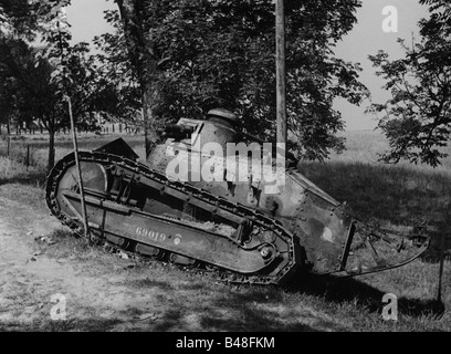 Ereignisse, Zweiter Weltkrieg/zweiter Weltkrieg, Frankreich, verlassener französischer Panzer Renault FT-17 am Straßenrand, Mai/Juni 1940, 20. Jahrhundert, historisch, historisch, Niederlage, Straße, Kampagne, Panzer, FT 17, FT17, Niederlage, Char, Schlacht um Frankreich, vierziger Jahre, Stockfoto