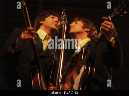 Beatles, 1960 - 1970, britische Rockband, Paul McCartney und John Lennon, halbe Länge, Live-Performance, München, Circus Krone, 24.6.1966, Stockfoto