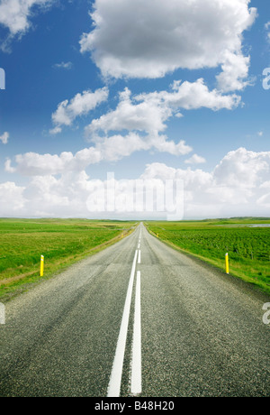 Leerer Landstraße an einem schönen Sommertag Stockfoto