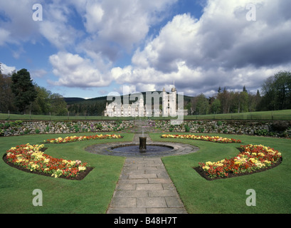 Victorian Balmoral Castle Royal Estate House & Gardens Landschaft mit kleinem Brunnen in der Nähe von Dorf Crathie Royal Deeside Aberdeenshire Schottland UK Stockfoto