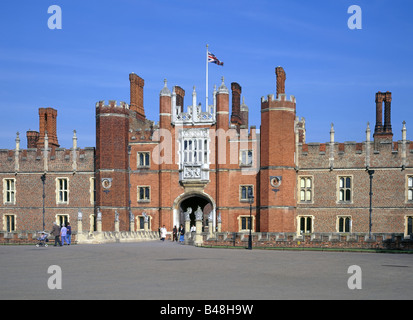 Hampton Court Palace Royal Palace Große Tor haus Besucher Eingang Fassade mit Henry lll Richmond an der Themse South West London England Großbritannien Stockfoto