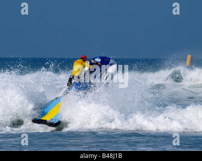 Rettungsschwimmer auf einem Jetski über eine Welle Stockfoto