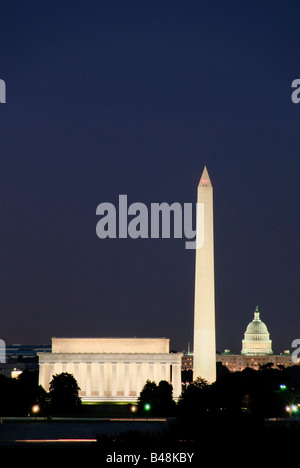 WASHINGTON DC, USA - Blick auf das Lincoln Memorial, Washington Monument, und Capitol Building bei Nacht von gegenüber des Potomac in der Nähe der Iwo Jima Memorial. Stockfoto