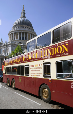 London-Tour-Bus vorbei an St. Pauls Cathedral Stockfoto