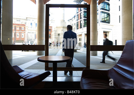 Mann, draußen, ein Café, eine Zigarette rauchend Stockfoto