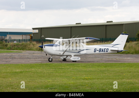 Reims Cessna F172M Skyhawk G-BAEO beginnenden Start vom Flugplatz Sandtoft Stockfoto