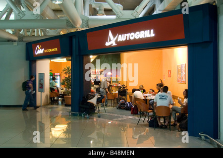 Auto Grill in der Abfahrtzusammentreffen am Fiumicino Leonardo di Vinci Airport Rom Italien Stockfoto