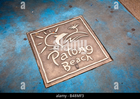 Melden Sie sich auf dem Bürgersteig am Patong Beach Phuket Thailand Stockfoto