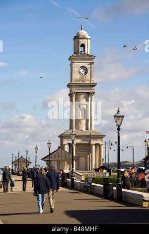 Uhrturm Herne Bucht direkt am Meer Promenade Urlaub Stadt North Kent Küste England uk gb Stockfoto