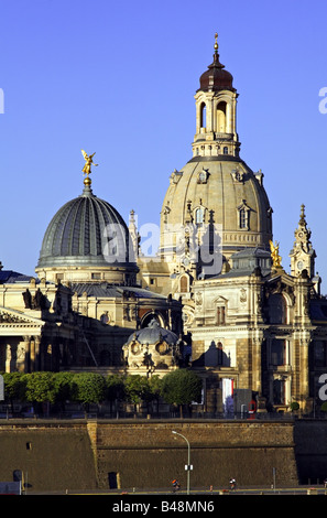 Nahaufnahme der Kuppeln der Akademie der bildenden Künste und die Frauenkirche in Dresden, Deutschland Stockfoto