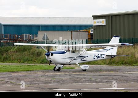 Reims Cessna F172M Skyhawk G-BAEO Rollen zum Start-und Landebahn starten Start vom Flugplatz Sandtoft beginnen Stockfoto