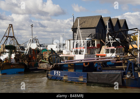 Whitstable Hafen Kent östlich von London bunte Fischerboot mit Netzen im Vordergrund Stockfoto