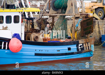 Whitstable Hafen Kent östlich von London bunte Fischerboot mit Netzen im Vordergrund Stockfoto